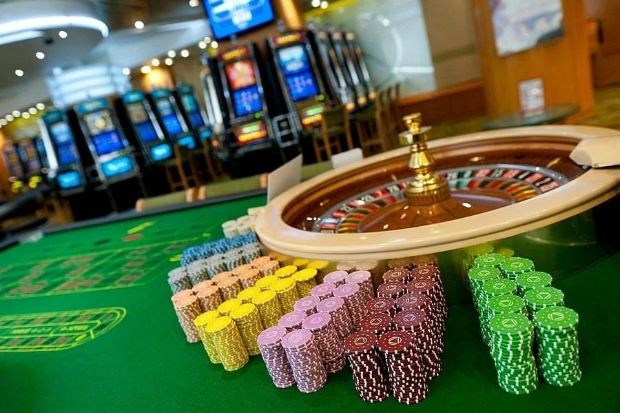 Mesa de cassino ao vivo com dealer profissional